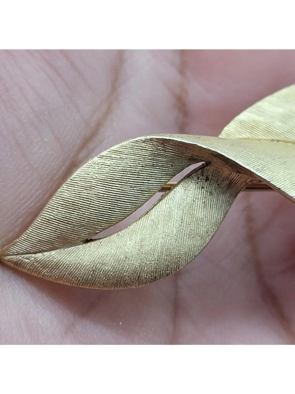 Vintage Crown Trifari Twisted Leaf Brooch Pin Brushed Matte Gold Tone 3.5